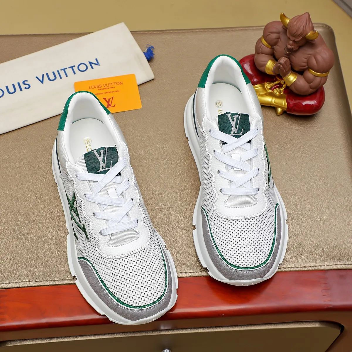 Ex-factory price: 440¥🌹🌹[LV Louis Vuitton] new low-top casual men's shoes. A must-have for fashionable men, new products are released in Hong Kong counters [strong], big-name style, European and American masters strongly create unique styles, comfortable on the feet, super soft outsole, super wear-resistant. Gives people a strong visual impact. Material: imported first-layer cowhide leather upper ➕rubber non-slip outsole, rubber graphics matching, 38 to 44